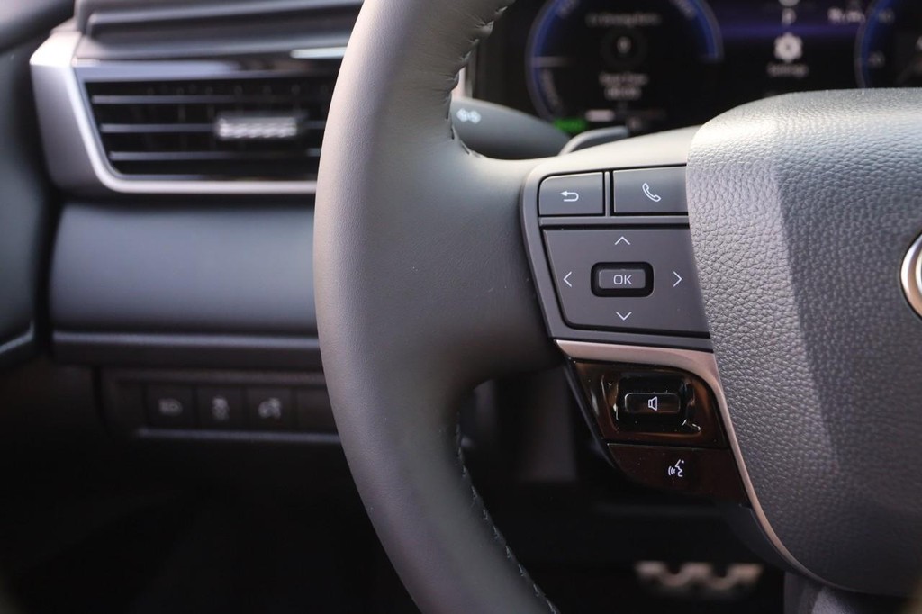 Toyota Camry Vehicle Full-screen Gallery Image 12
