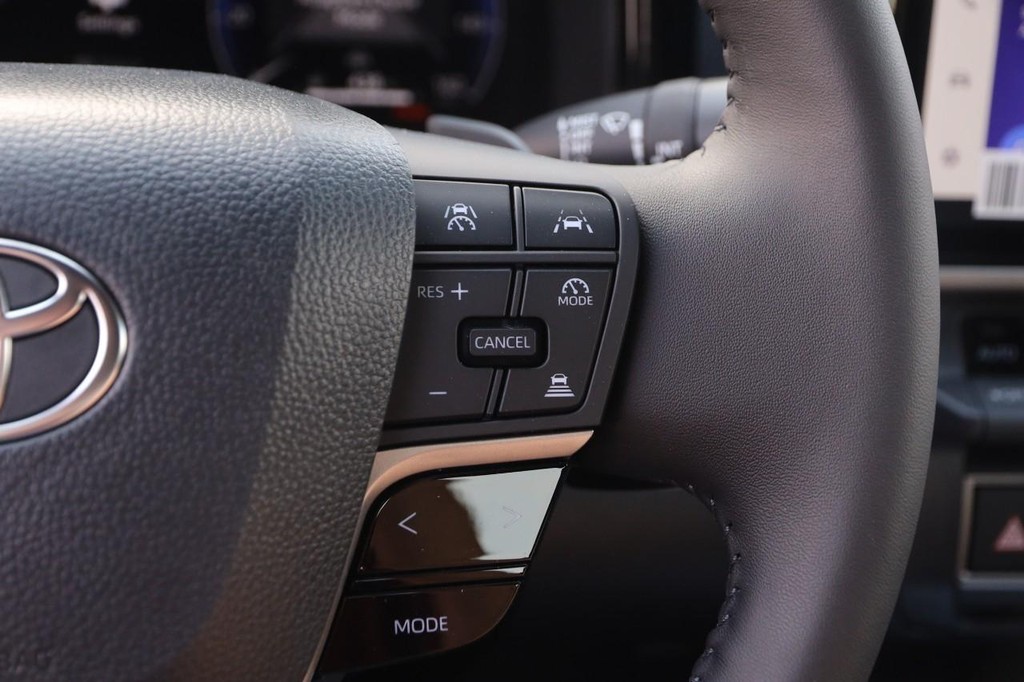 Toyota Camry Vehicle Full-screen Gallery Image 13