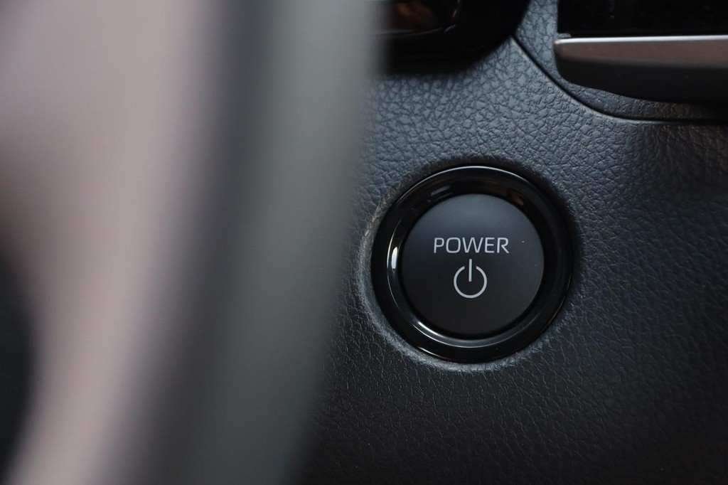 Toyota Camry Vehicle Full-screen Gallery Image 15