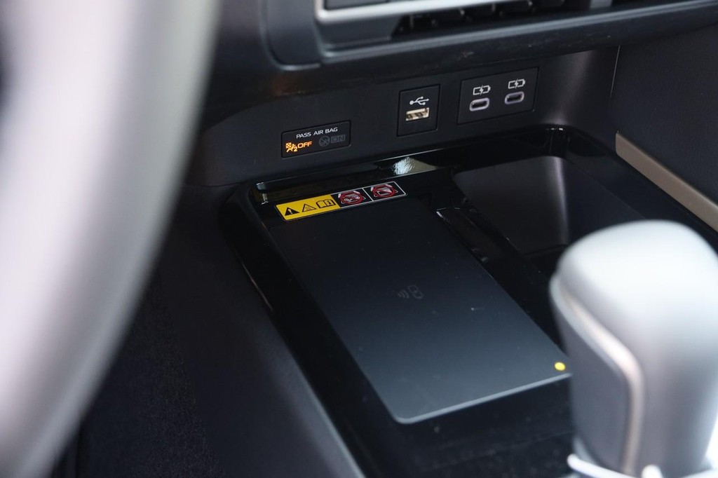 Toyota Camry Vehicle Full-screen Gallery Image 20