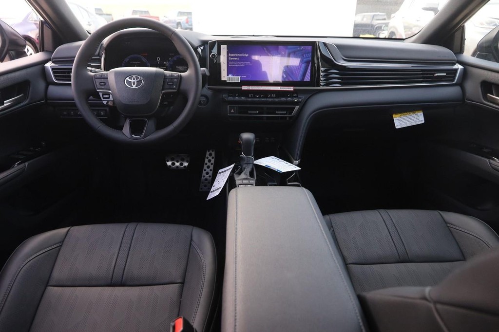 Toyota Camry Vehicle Full-screen Gallery Image 22