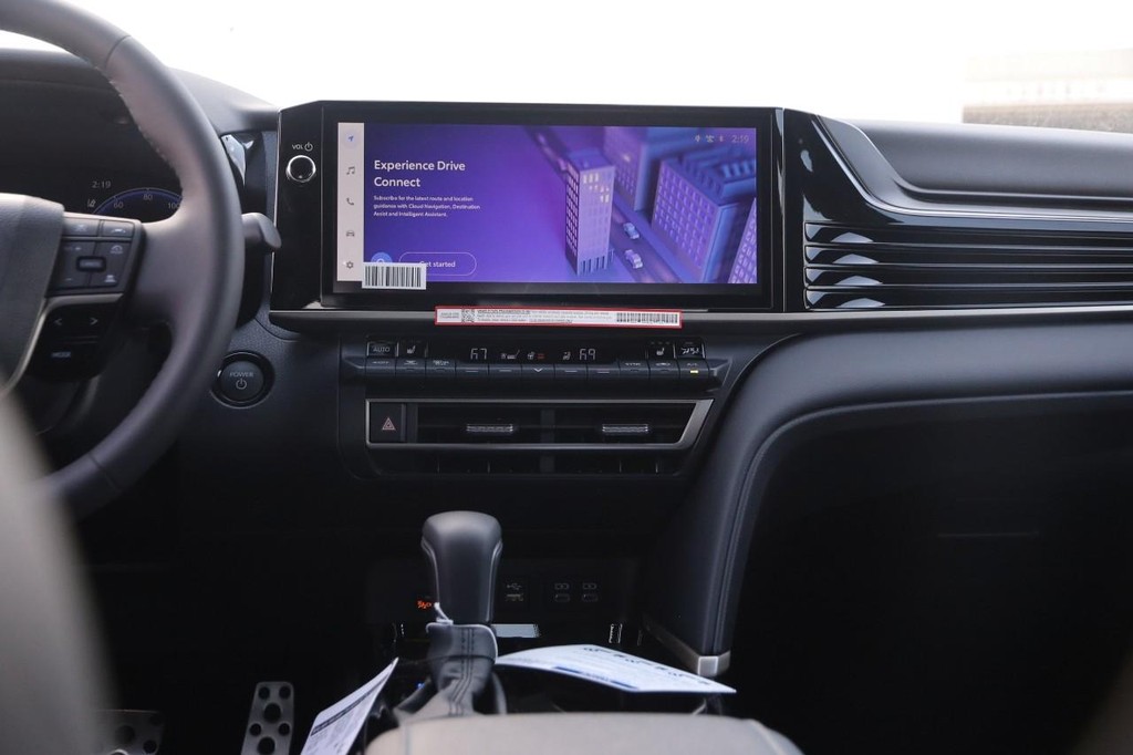 Toyota Camry Vehicle Full-screen Gallery Image 25