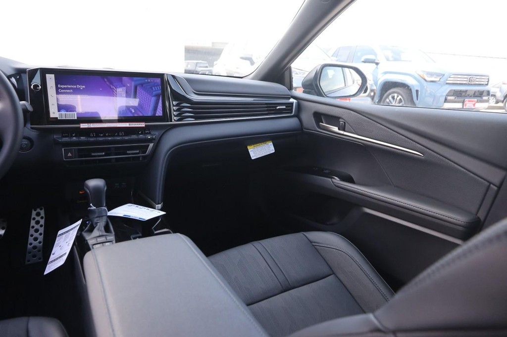 Toyota Camry Vehicle Full-screen Gallery Image 26