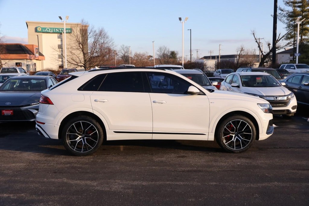 Audi Q8 Vehicle Full-screen Gallery Image 05