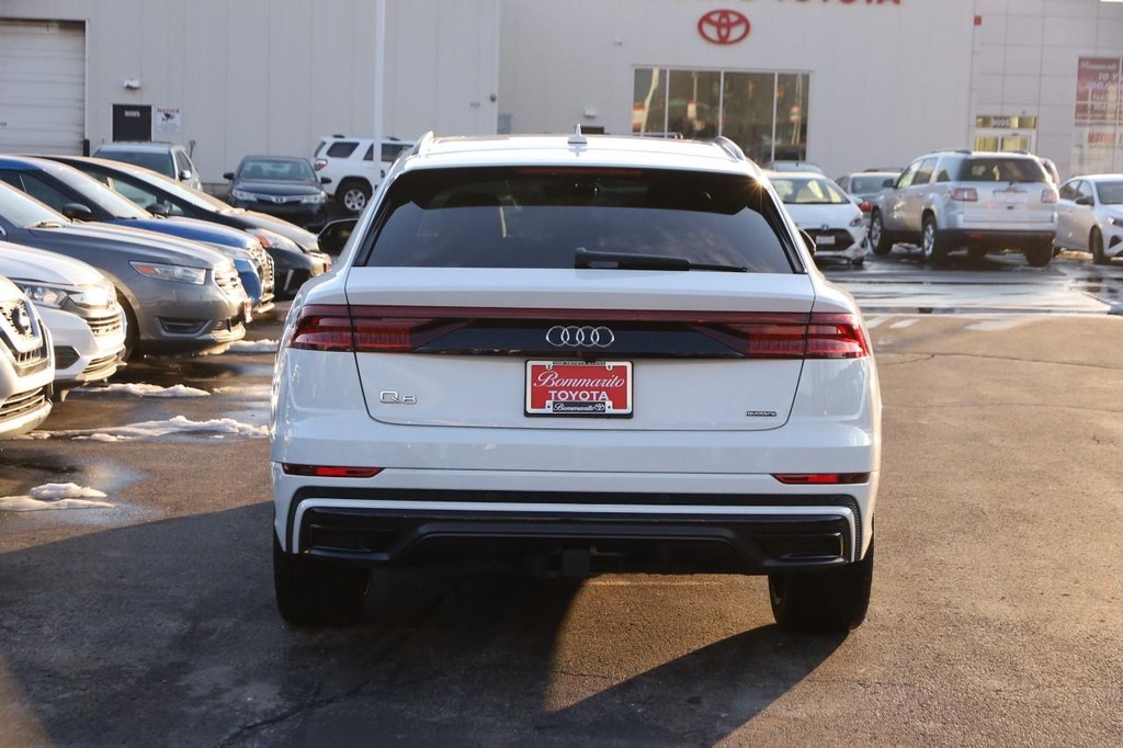 Audi Q8 Vehicle Full-screen Gallery Image 06