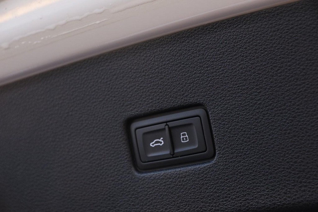 Audi Q8 Vehicle Full-screen Gallery Image 08