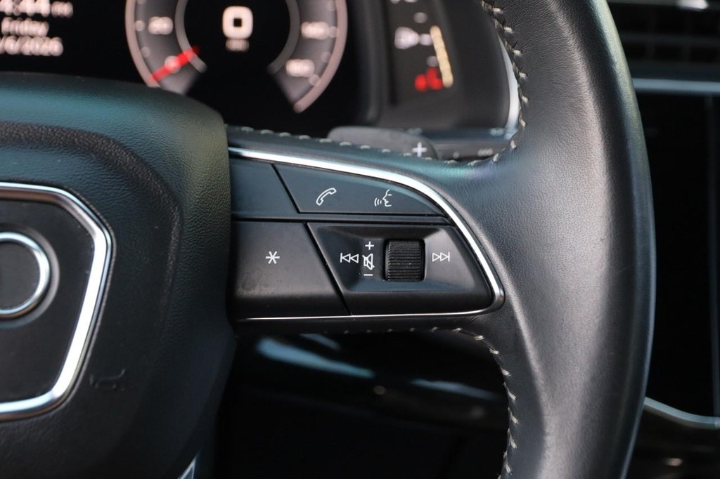 Audi Q8 Vehicle Full-screen Gallery Image 13