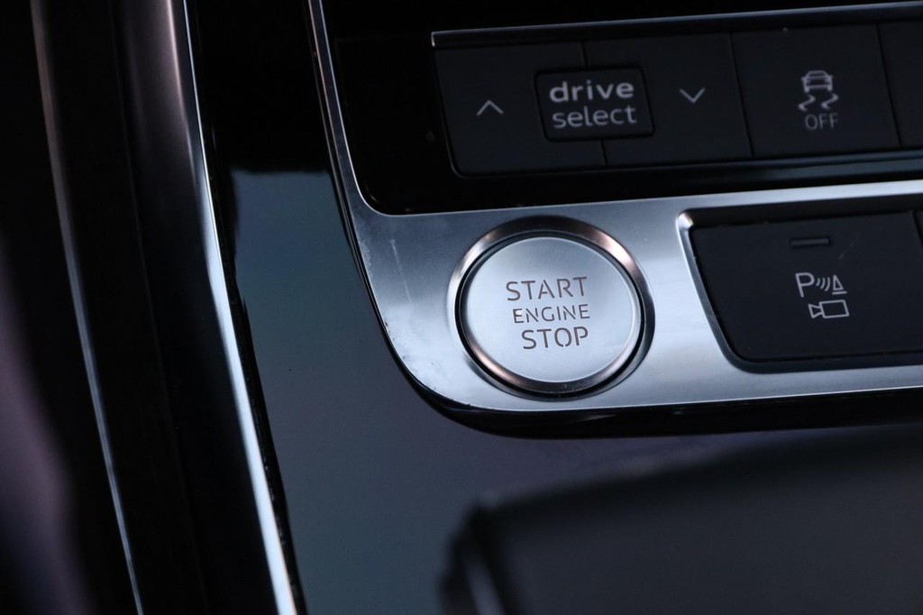 Audi Q8 Vehicle Full-screen Gallery Image 15