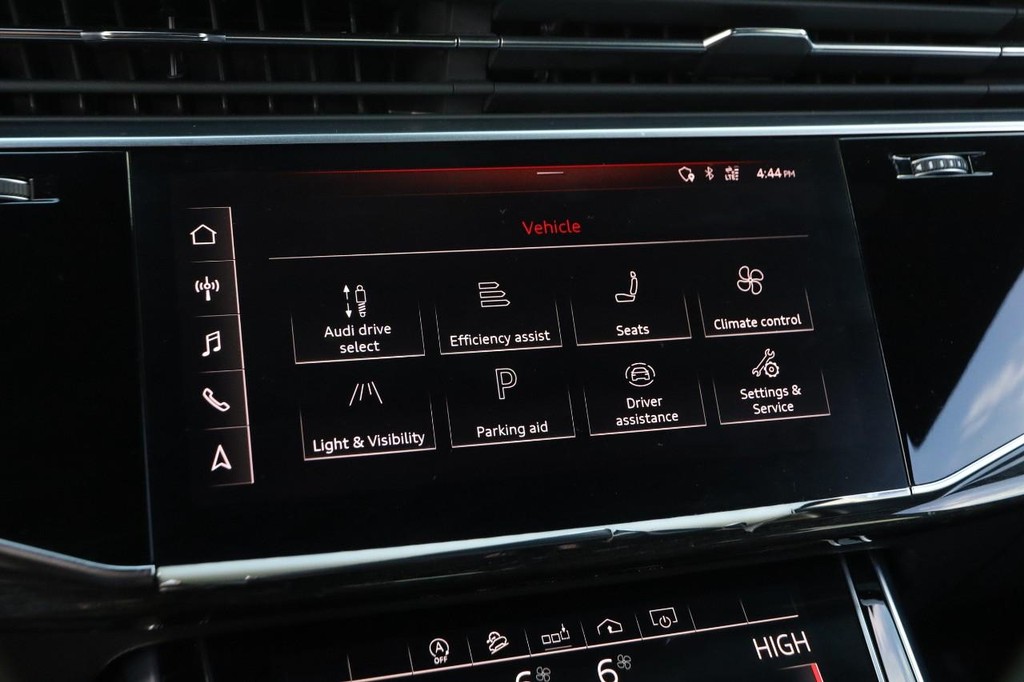 Audi Q8 Vehicle Full-screen Gallery Image 17