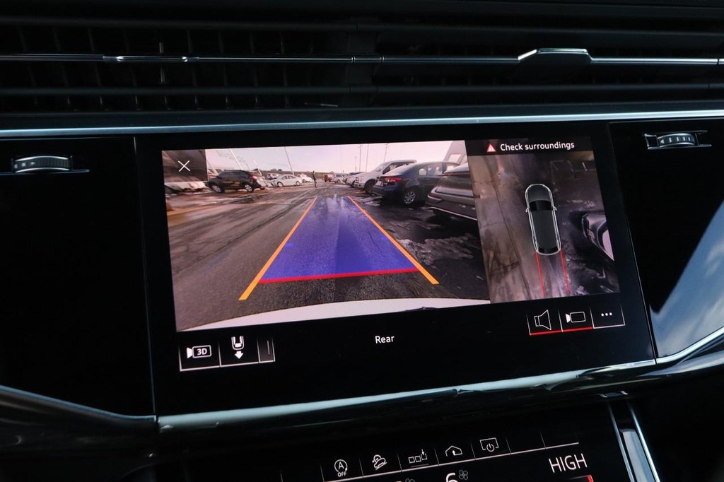 Audi Q8 Vehicle Full-screen Gallery Image 18