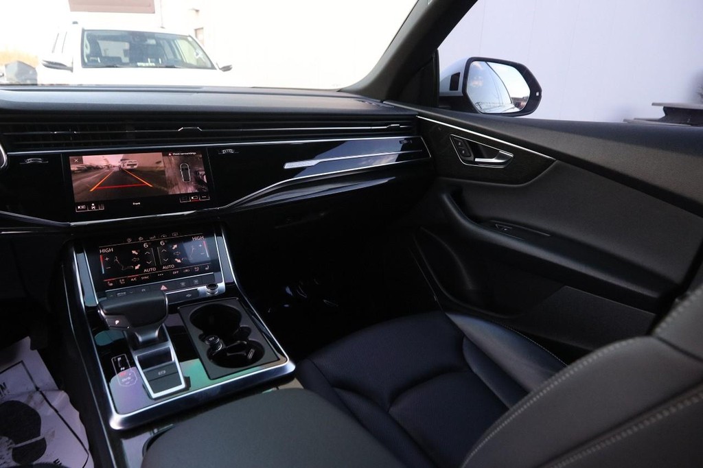 Audi Q8 Vehicle Full-screen Gallery Image 26