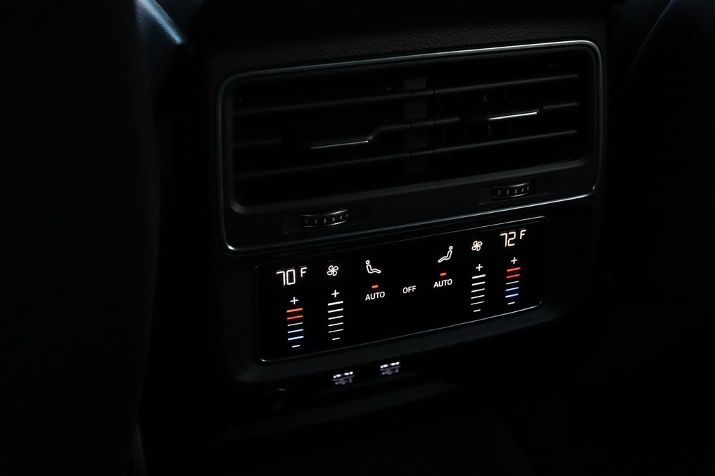 Audi Q8 Vehicle Full-screen Gallery Image 27