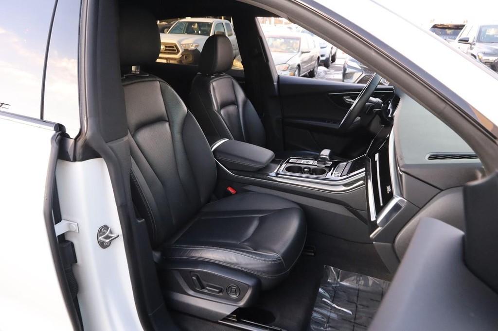 Audi Q8 Vehicle Full-screen Gallery Image 28