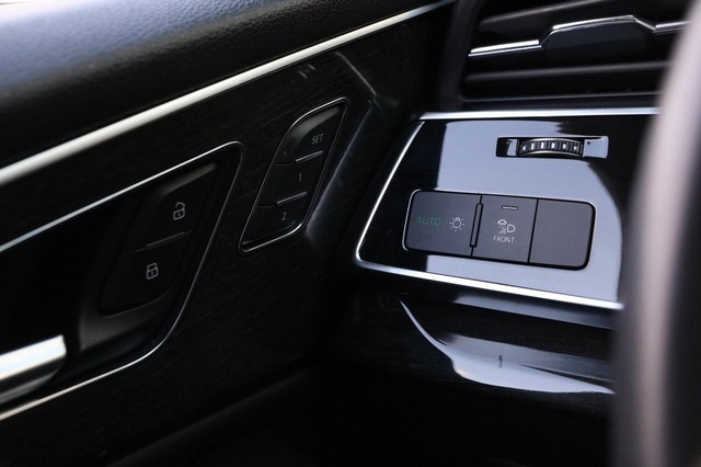 Audi Q8 Vehicle Image 21