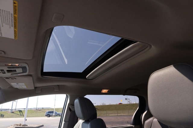 Toyota Sienna Vehicle Image 09