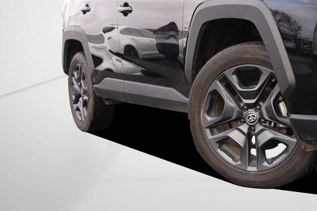 Toyota RAV4 Vehicle Full-screen Gallery Image 3