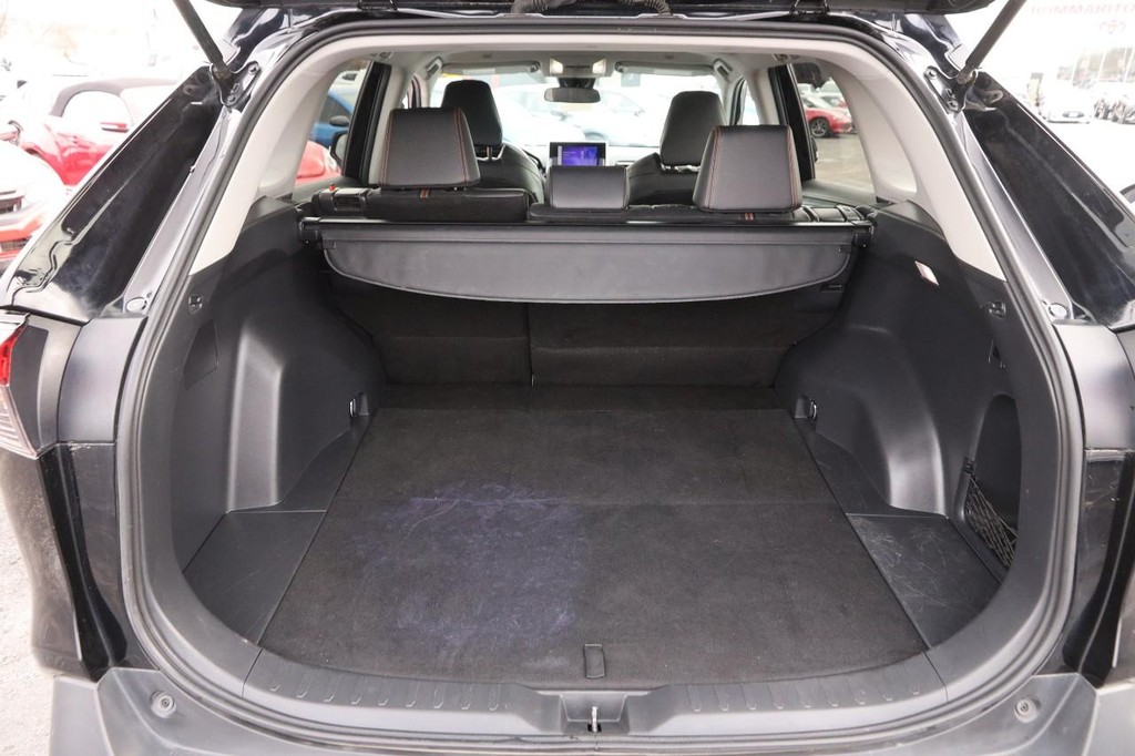 Toyota RAV4 Vehicle Full-screen Gallery Image 7