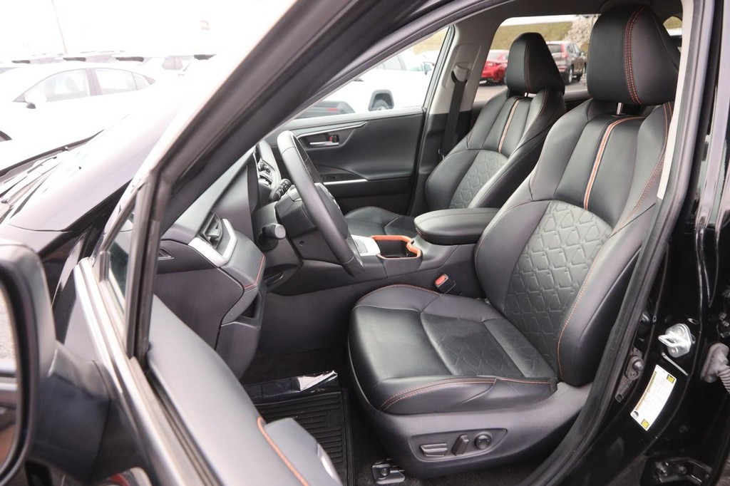 Toyota RAV4 Vehicle Full-screen Gallery Image 8