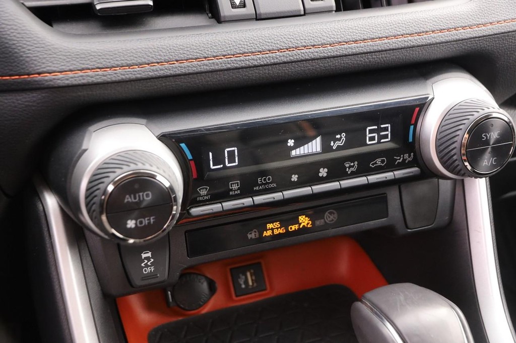 Toyota RAV4 Vehicle Full-screen Gallery Image 17