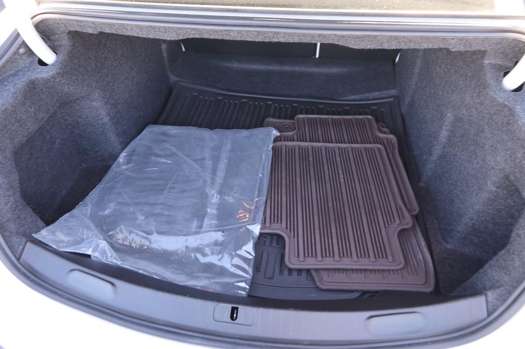 Chevrolet Impala Vehicle Full-screen Gallery Image 07