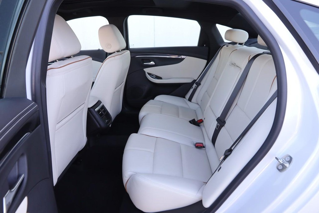 Chevrolet Impala Vehicle Full-screen Gallery Image 10