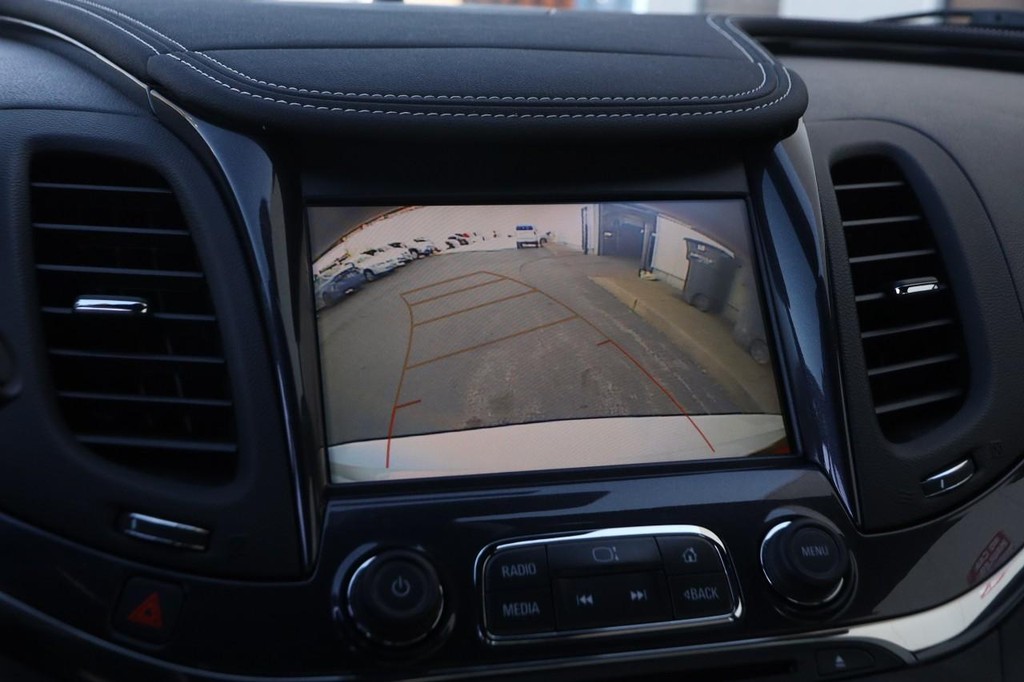 Chevrolet Impala Vehicle Full-screen Gallery Image 18