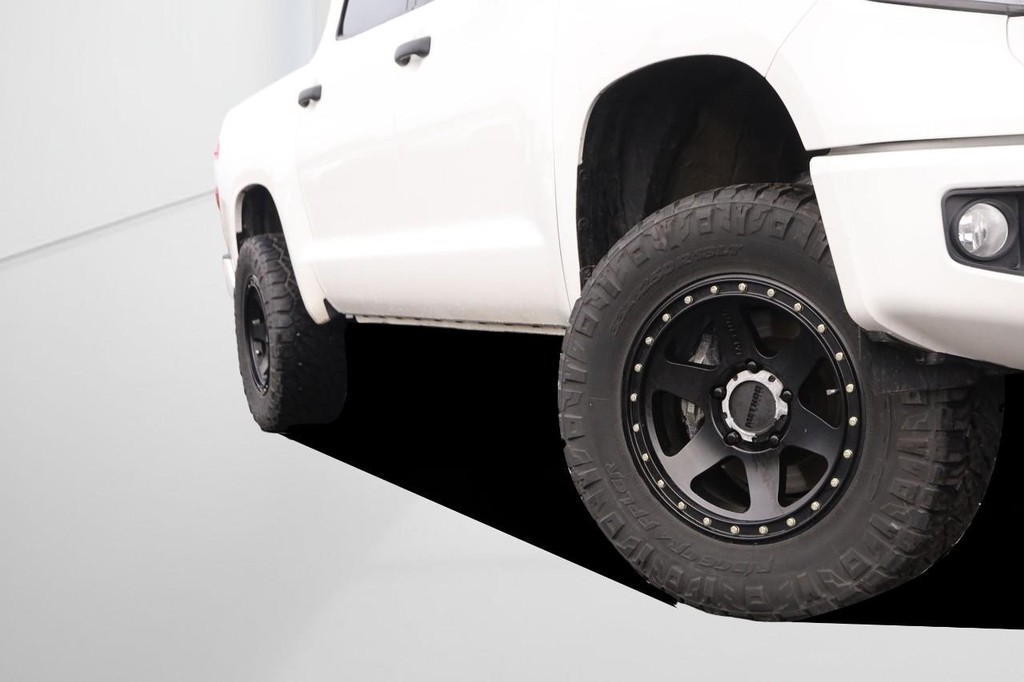 Toyota Tundra 4WD Vehicle Full-screen Gallery Image 3