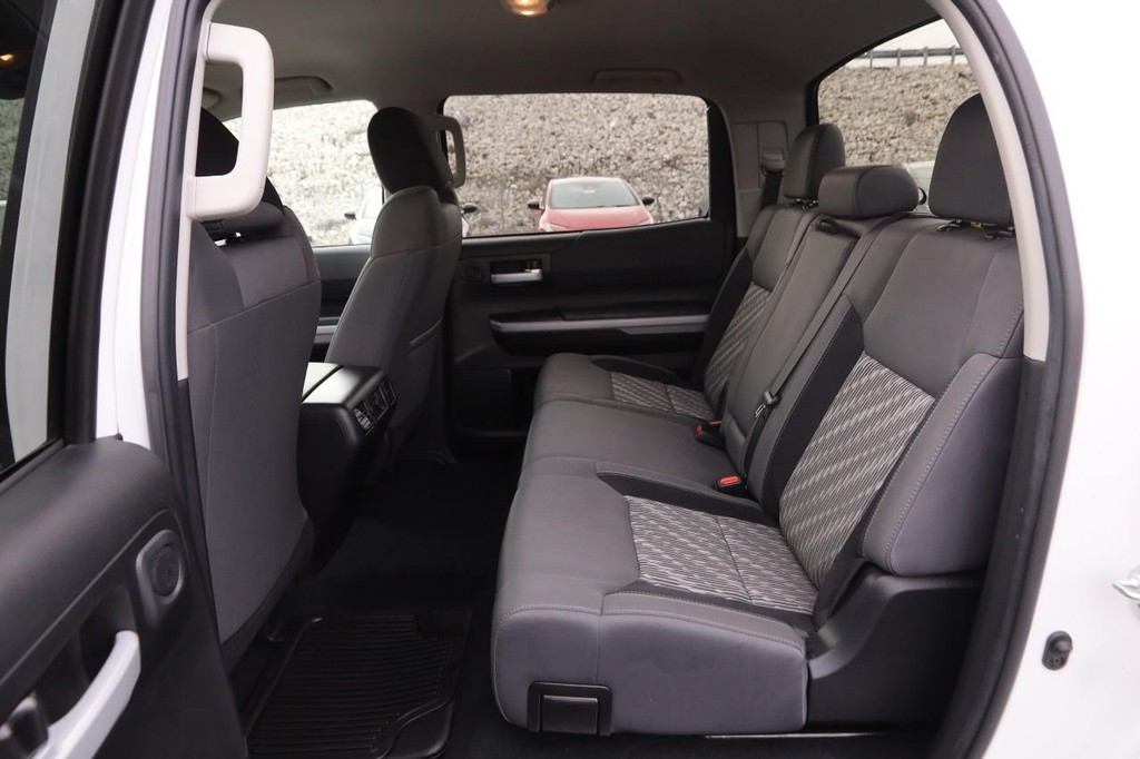 Toyota Tundra 4WD Vehicle Full-screen Gallery Image 9