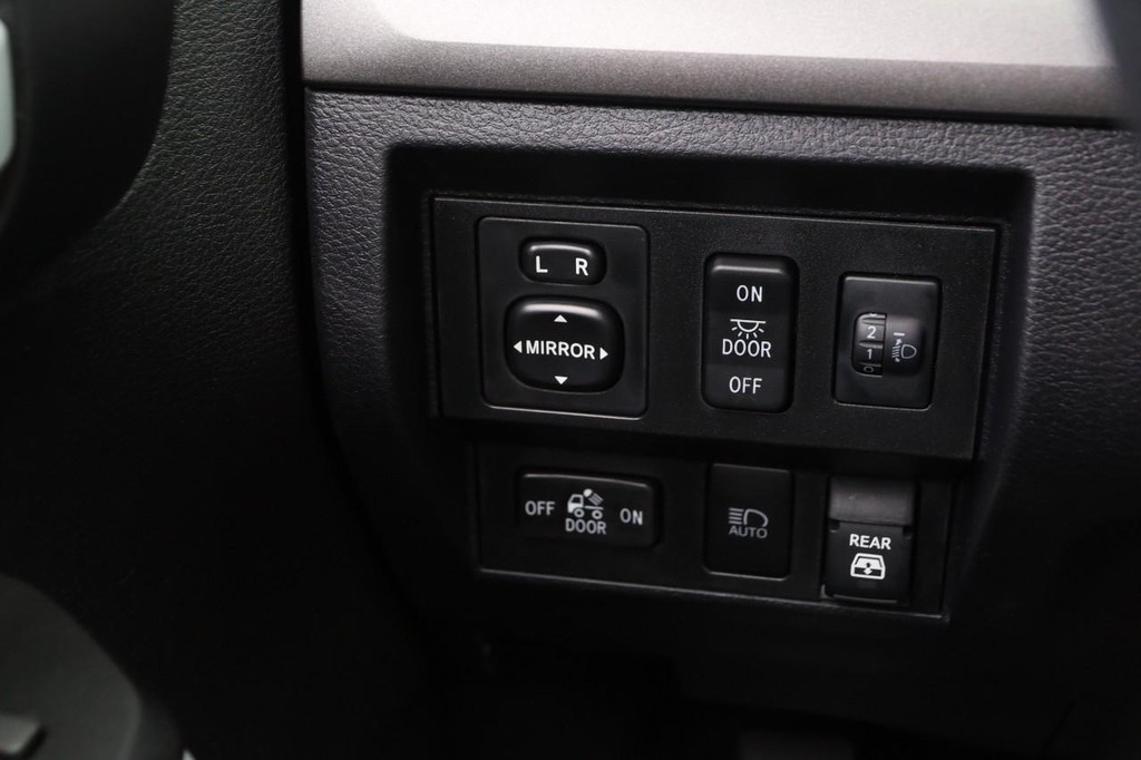 Toyota Tundra 4WD Vehicle Full-screen Gallery Image 18