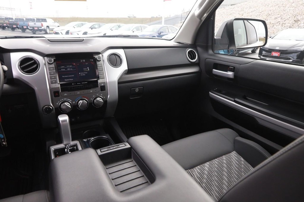 Toyota Tundra 4WD Vehicle Full-screen Gallery Image 23