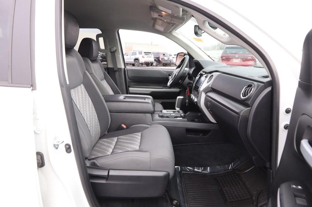 Toyota Tundra 4WD Vehicle Full-screen Gallery Image 24