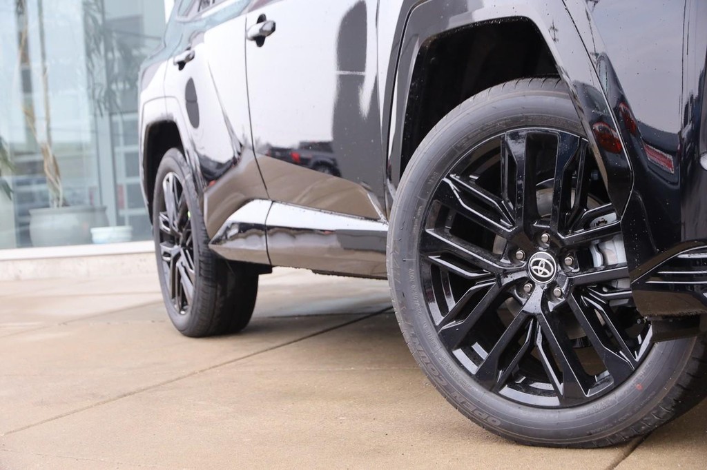 Toyota RAV4 Vehicle Full-screen Gallery Image 3