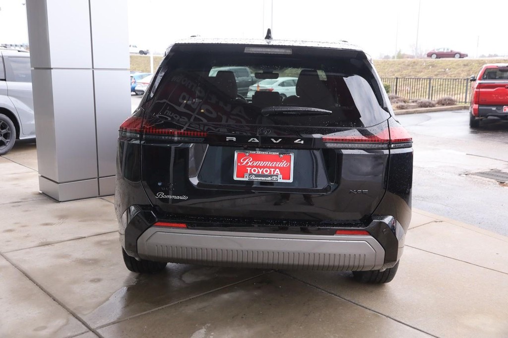 Toyota RAV4 Vehicle Full-screen Gallery Image 6