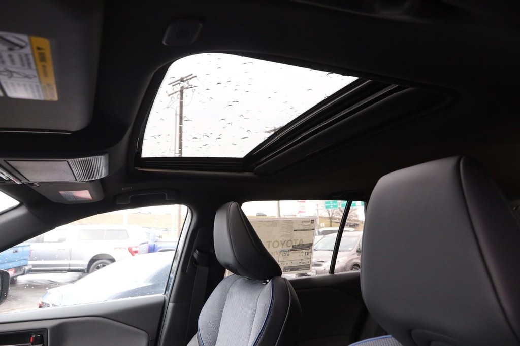 Toyota RAV4 Vehicle Full-screen Gallery Image 9