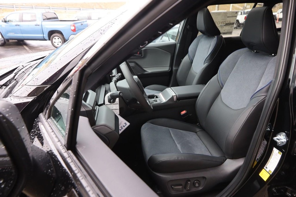 Toyota RAV4 Vehicle Full-screen Gallery Image 10