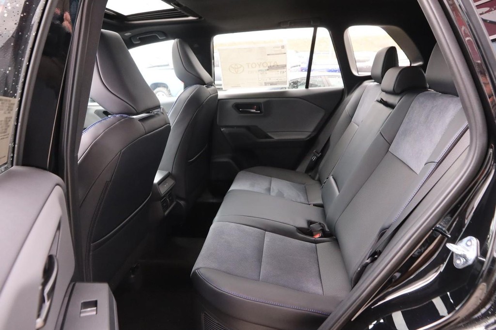 Toyota RAV4 Vehicle Full-screen Gallery Image 11