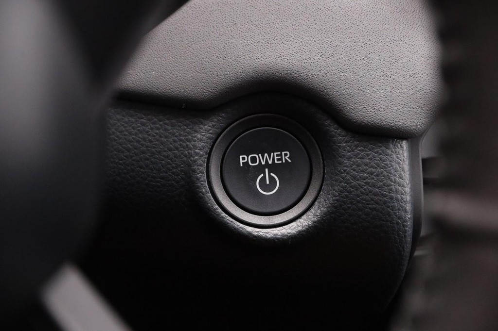 Toyota RAV4 Vehicle Full-screen Gallery Image 16