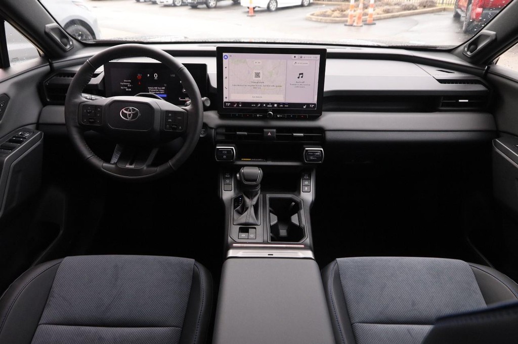 Toyota RAV4 Vehicle Full-screen Gallery Image 24