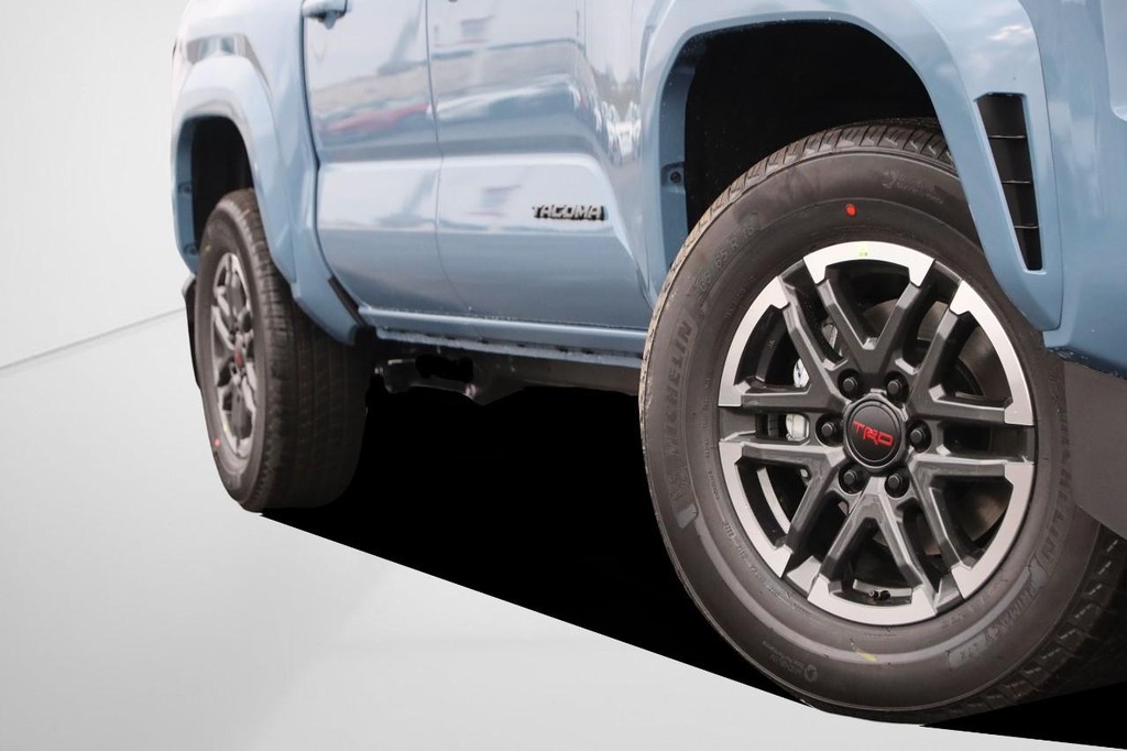 Toyota Tacoma 4WD Vehicle Full-screen Gallery Image 3