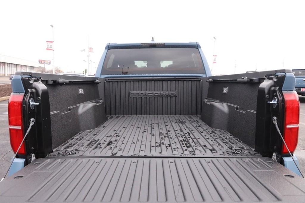 Toyota Tacoma 4WD Vehicle Full-screen Gallery Image 7