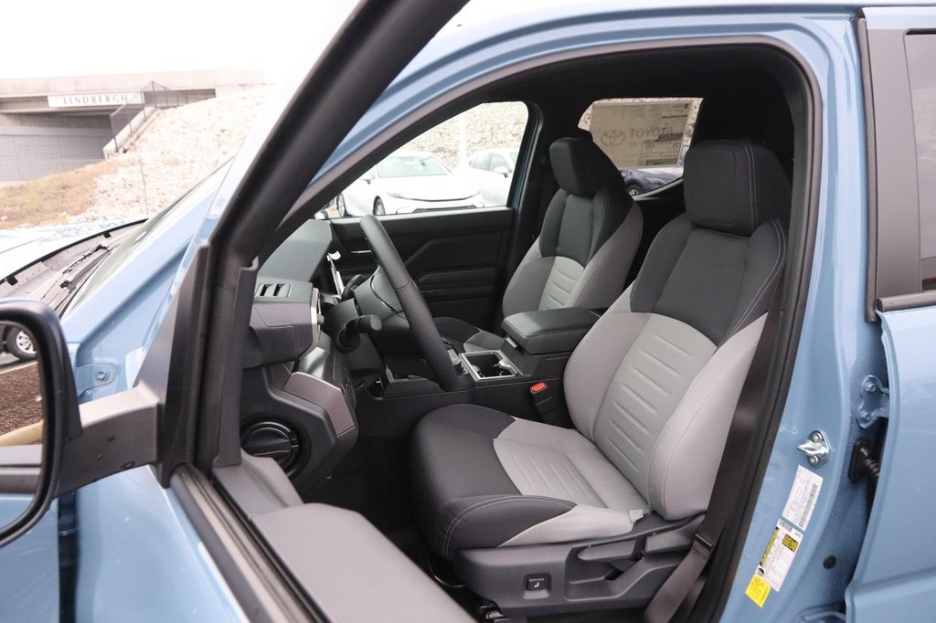 Toyota Tacoma 4WD Vehicle Full-screen Gallery Image 8