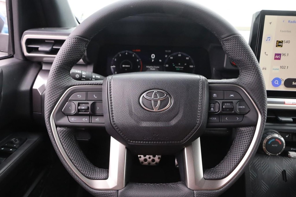 Toyota Tacoma 4WD Vehicle Full-screen Gallery Image 10