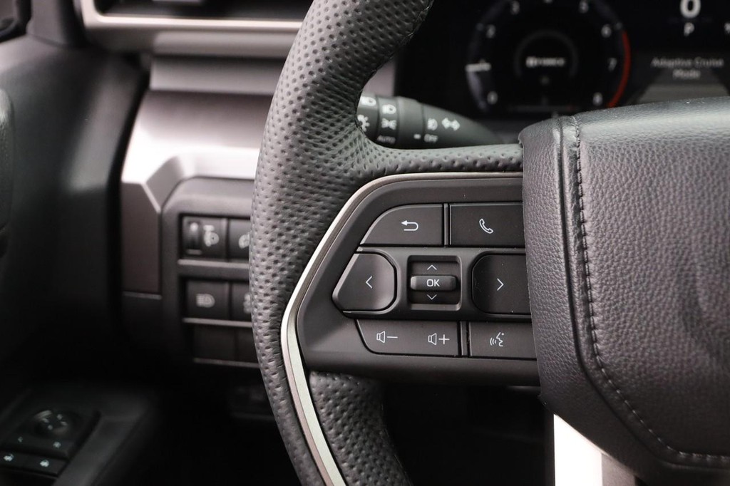 Toyota Tacoma 4WD Vehicle Full-screen Gallery Image 11