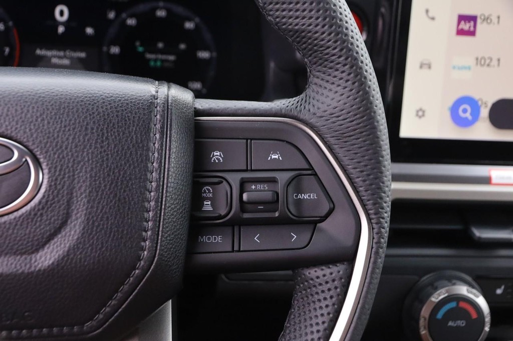 Toyota Tacoma 4WD Vehicle Full-screen Gallery Image 12