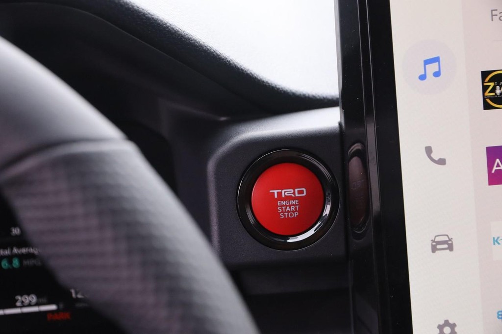 Toyota Tacoma 4WD Vehicle Full-screen Gallery Image 14