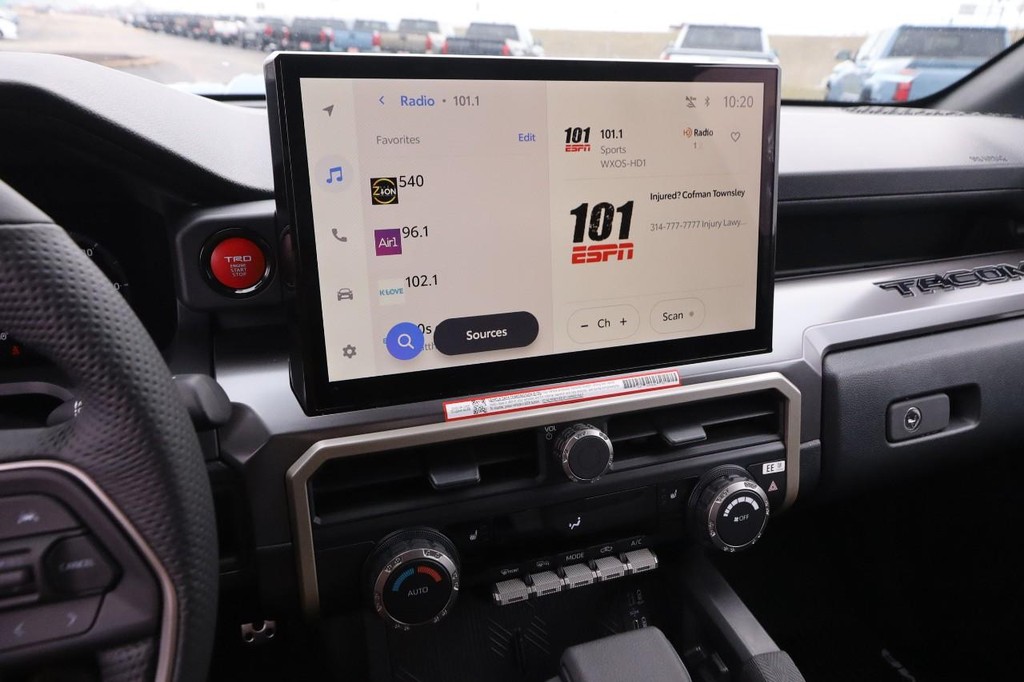 Toyota Tacoma 4WD Vehicle Full-screen Gallery Image 15