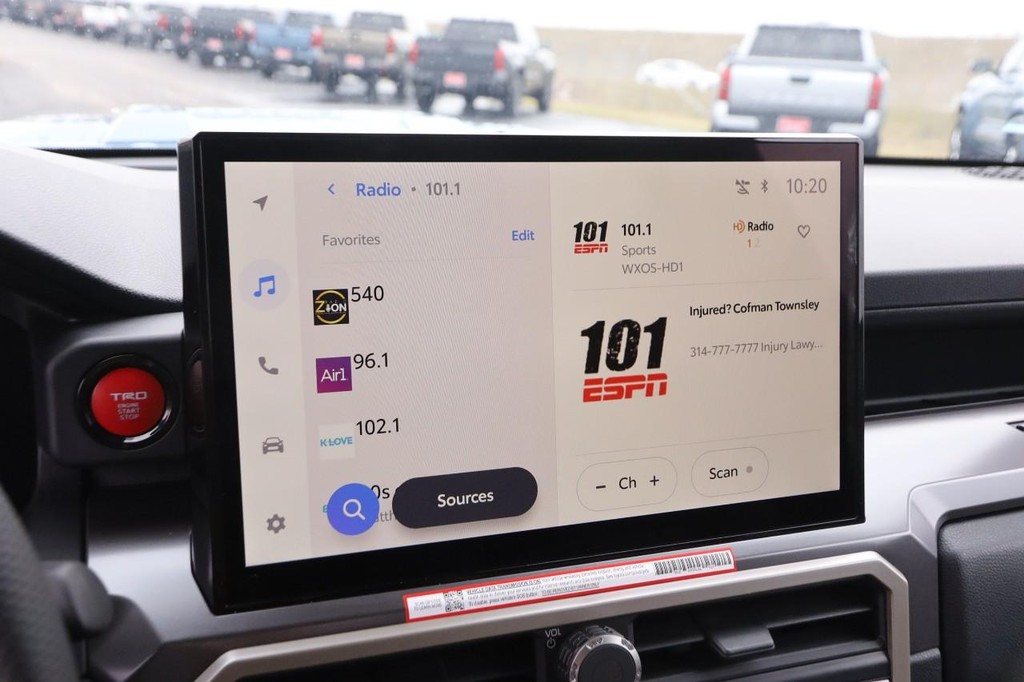 Toyota Tacoma 4WD Vehicle Full-screen Gallery Image 16
