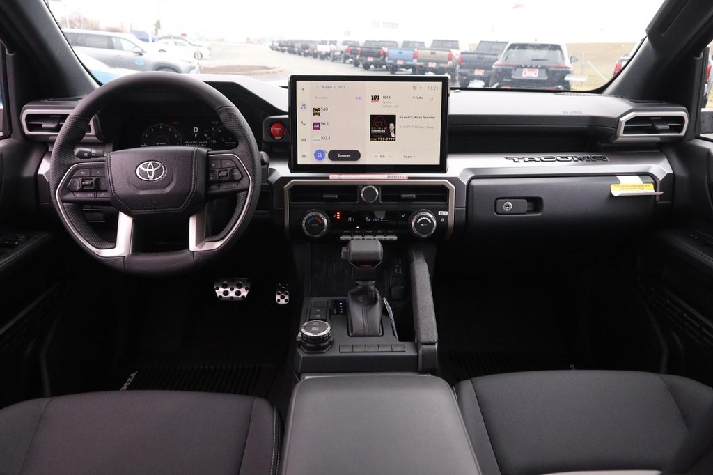 Toyota Tacoma 4WD Vehicle Full-screen Gallery Image 21