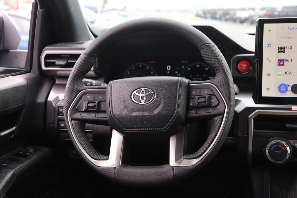 Toyota Tacoma 4WD Vehicle Full-screen Gallery Image 23