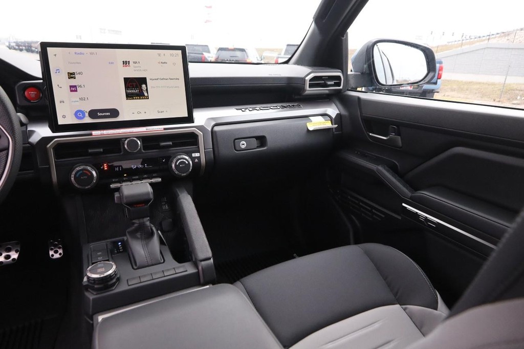 Toyota Tacoma 4WD Vehicle Full-screen Gallery Image 25